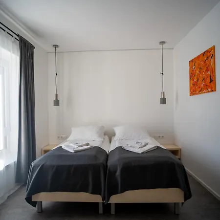 Magdalena & Garni Ostanak kod kuće *